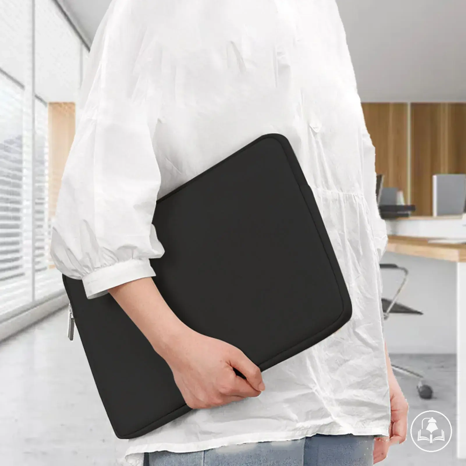 Funda negra impermeable de neopreno para llevar una tableta o portátil